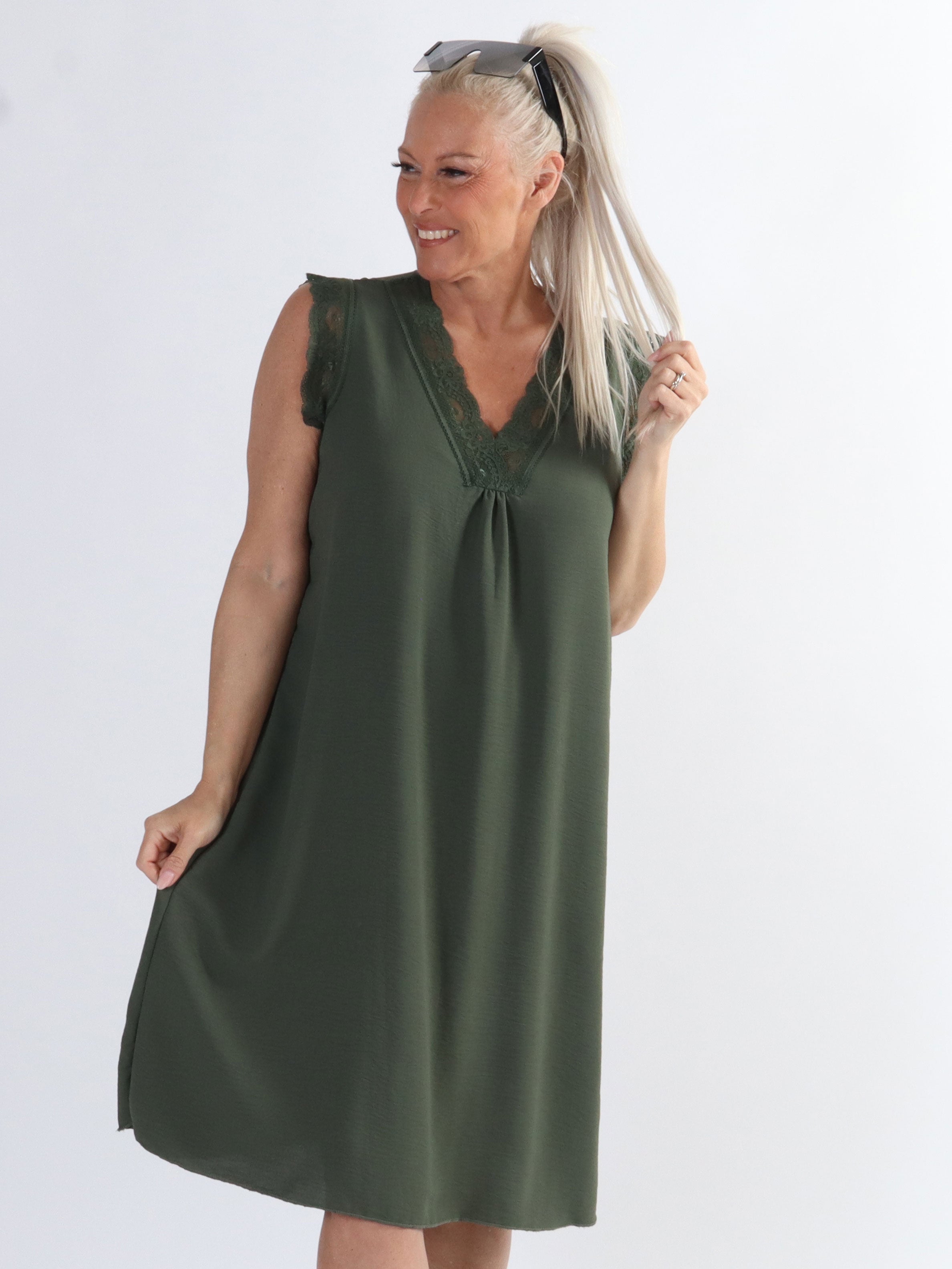 Elly - Sød plus size sommerkjole med søde blonder